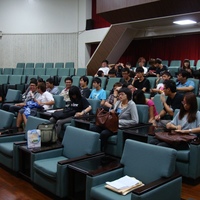课程名称:高分子加工与应用
何宗汉老师带领四化材三甲37位同学进行校外参访