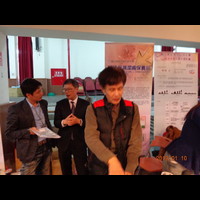 102年1月10日，高應大舉辦典範科大成果展，化材系老師擺設攤位共襄盛舉。參與老師:王銘燦老師、蔡平賜老師、卓錦江老師、陳和瑞老師!